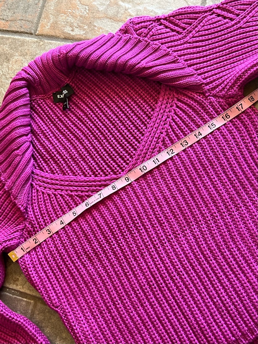 EXPRESS Women's Bright Fuchsia Ribbed V-Neck Sweater-EUC - Picture 6 of 8